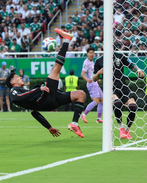 ¡Qué salvada de Edson! 🇲🇽😮‍💨

Con ustedes, el capitán más joven en un partido de Copa del Mundo desde Rafa Márquez en 2006.🔥

#SomosMéxico