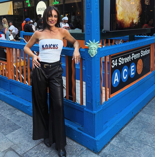 what a season.

new york forever, @nyknicks forever🧡💙

this season gave me memories, lessons, and friendships i’ll carry for the rest of my life. I’m beyond honored to have been a small part of such a historic season.

i owe so much to this city and to the @nyknicks !! ny or nowhere…

and one time for this custom shirt by @kvcollection.wi 👏#nyknicks #nyc #newyorkornowhere #nbachampions
