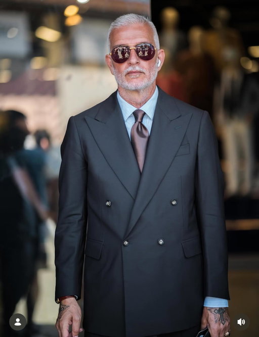-Il tempo rivela sempre le persone per quello che sono realmente. -Time always reveals who people truly are.  Pitti Immagine 101 - Pitti Uomo 101 - Fortezza da Basso Florence. -Domenico Gianfrate wears @e.po.ca suit and “On Me” shirt. -Thanks to @fabriziodipaoloph for this pic.