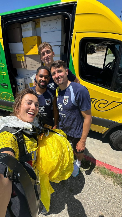 🚨 Diese Zustellung habt ihr so noch nie gesehen! 🪂

Tausende Fanbotschaften aus Österreich sind auf spektakuläre Weise bei unserem Nationalteam in den USA angekommen: per Fallschirm – direkt zum Team. 😎

Kurz vor dem zweiten WM-Spiel hat die Österreichische Post die Unterstützung der Fans nicht einfach verschickt, sondern zu einem besonderen Moment gemacht. Eine Sonderzustellung aus der Luft, die zeigt: Auch tausende Kilometer entfernt steht Österreich geschlossen hinter seiner Mannschaft.

Was bleibt? Gänsehaut, Teamgeist und rot-weiß-rote Unterstützung, die ankommt.

Immer da! 💛❤️🇦🇹 #GemeinsamÖSTERREICH