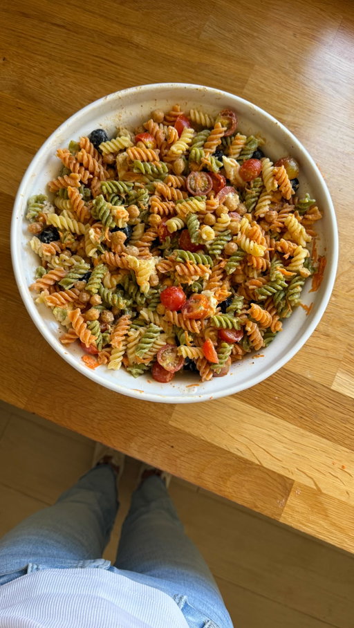 Salada de Massinhas com Molho de Lima - Guarda já! 🤪☺️ E diz-me nos comentários se vais experimentar! 

Ingredientes:
* 500 g de massa 
* 1 lata de grão-de-bico, escorrida
* 2 c chá de paprika
* 2 c chá de cominhos
* Tomates cherry, cortados ao meio
* Azeitonas q.b.
* Queijo mozzarella q.b.
* Cenoura ralada q.b.

Para o molho

* 4 c. sopa de iogurte grego light
* Sumo de 1 lima
* Raspa de 1 lima
* 1 fio de azeite
* Ervas de Provence q.b.
* Sal q.b.

Preparação

1. Tempera o grão-de-bico com a paprika e os cominhos. Coloca na air fryer durante 10 minutos a 200°C.
2. Entretanto, prepara o molho misturando o iogurte grego, o sumo e a raspa de lima, o azeite, as ervas de Provence e o sal. Envolve bem até obteres um molho homogéneo.
3. Coze a massa, deixando-a al dente. Escorre e deixa arrefecer ligeiramente.
4. Numa taça grande, junta a massa, os tomates cherry, o grão-de-bico crocante, as azeitonas, a mozzarella e a cenoura ralada.
5. Adiciona o molho de iogurte e lima e envolve tudo muito bem.
6. Serve de imediato ou guarda no frigorífico até ao momento de servir.