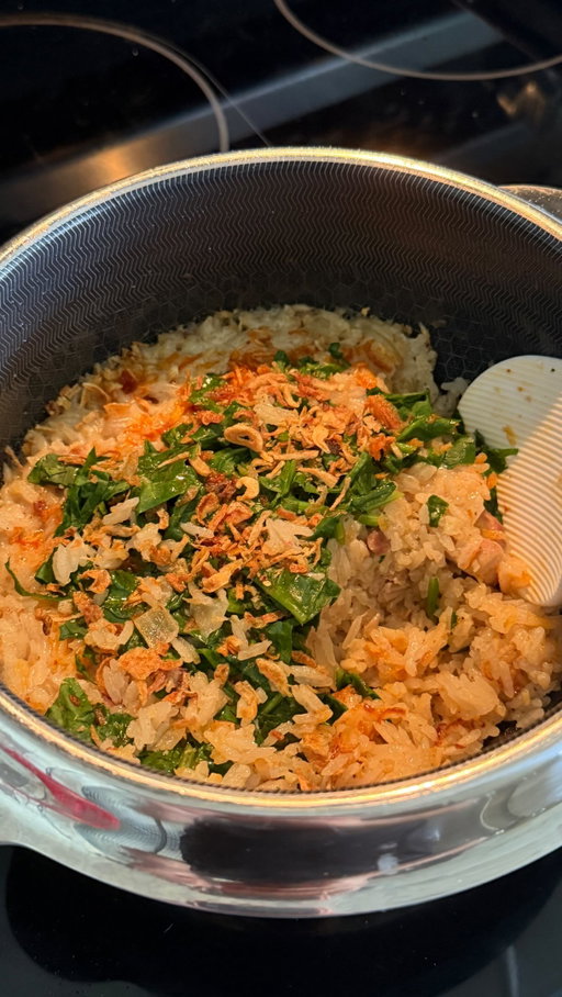One pot Filipino coconut chicken (inspired by ginataang manok) 

At some point I knew I wanted to do something coconutty and this was perfect for it 🤝 Two key things for the recipe: don’t skip on the ginger and squeeze fresh lime juice at the end. 

This one’s fairly fatty and rich, which isn’t so much of an issue with the original recipe (since the rice is kept separate from the sauce), but since the rice absorbs everything, you really need a good amount of ginger and acidity to give it some brightness and lift.

As always, you can find the full recipe here: https://www.iankewks.com/one-pot-filipino-coconut-chicken-rice/

(Or just comment ”Recipe” and I’ll dm you the full recipe)