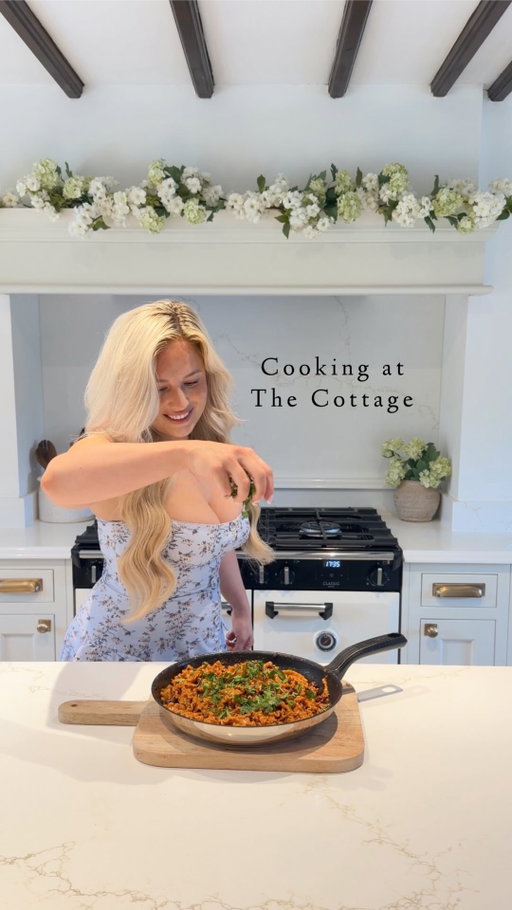 Ad COOKING AT THE COTTAGE ✨ The ultimate creamy pancetta pasta cooked in 20 minutes with @tefaluk (recipe below👇🏽)

If you’re after a non-stick, stainless steel pan with a thermo heat indicator, that is dishwasher & oven safe, look no further than this set of 2 Tefal pans! They are fab and make cooking so easy!🤍 

Available on @amazonuk this Prime Day!

Creamy Pancetta Pasta:
Ingredients:
1 x Red Onion
2 x Garlic Clove
Handful of Sun Dried Tomatoes
Flat Leaf Parsley
200ml Double Cream
130g Pancetta
1tbs Tomato Paste
100g Parmesan
Cooked pasta of your choice

1.⁠ ⁠Fry the onions, garlic & pancetta
2.⁠ ⁠Dice the sun dried tomatoes & add them to the pan
3.⁠ ⁠Turn the heat down, pour in the cream and stir well
4.⁠ ⁠Add the tomato paste & most of your parmesan
5.⁠ ⁠Add your cooked pasta to the pan, with some of the pasta water to loosen sauce if needed
6.⁠ ⁠Season with some final parmesan & your parsley

Let me know if you give it a go! Love, Kat xxxxx
#tefaluk