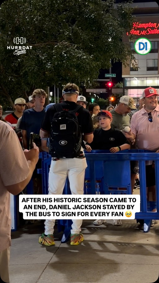 After Georgia was eliminated from the MCWS, college baseball star Daniel Jackson stood out by the team bus to sign for every fan waiting. 🥹❤️