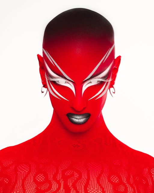 lashes @eldorafalseeyelashes 
red base @sunsetmakeupofficial 
white base @makeupforever 
silver @mehronmakeup