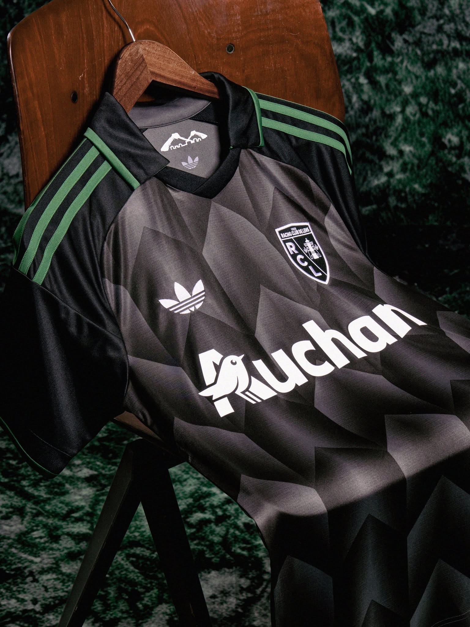 𝑺𝑯𝑰𝑹𝑻𝑺 𝑾𝑬’𝑽𝑬 𝑴𝑰𝑺𝑺𝑬𝑫 👕🔍

There is a World Cup on after all.

Starting off with the RC Lens Away 😮‍💨 

The Celtic Third 🍀 

The design draws inspiration from the entrance tiles of Estádio Nacional, the site of Celtic’s legendary European triumph. 

Wolves Home 🐺 

Celebrating 150 years, they’ve brought back the old cost of arms as the crest 

Legia Warsaw 110th Anniversary 🇵🇱

A lovely white base with black pin-stripes and gold accents.

Anderlecht Home 💜 

The Belgian club are back with the three stripes of adidas.

Hearts Home ❤️ 

Hummel rarely disappoints.

St Pauli Home ☠️ 

A geometric pattern through an espresso brown base.

Hull City Home 🐅 

Inspired by the club’s 1978/79 shirt, they start their partnership with Oxen Sports as they had back into the Premier League. The lettered crest makes a return for the first time in 47 years.

PSV Away 🇳🇱 

Based on the colours of an Eindhoven sunrise.

Odense Warm-Up 🇩🇰 

Shame it’s not their actual shirt because it’s stunning.

Norwich City Special Edition 🟡 

Another shirt that won’t be worn. Unfortunately. This is a special membership shirt.

Bologna Home 🇮🇹

Macron are such an underrated brand. Consistently making bespoke bangers.

Rangers Away 🏴󠁧󠁢󠁳󠁣󠁴󠁿 

Inspired by the architecture of Ibrox.

Lyon Home 🇫🇷 

A tonal stripe featuring a cut out inspired by the city’s coat of arms.

Dynamo Kyiv 🇺🇦 

We hope this stays sponsorless.

Marseille Home 🇫🇷

A first shirt with their new look crest.