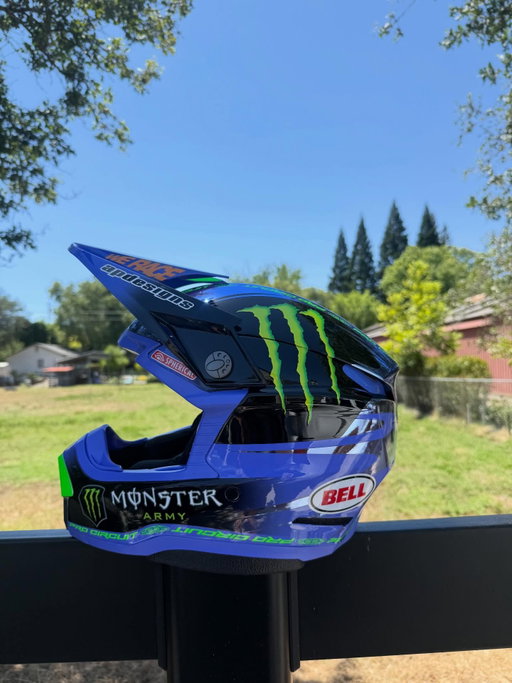 Mammy helmet 🐻 
We ready 😈
@mammothmotocross 

Huge thank you to these boys for getting this done!
@monsterarmy @schalkoff @nikambriz 
@dannyminney @bellhelmets 
@apdesignsusa