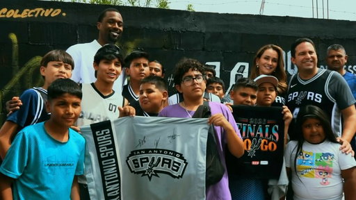 Hoy dimos un paso más para impulsar el deporte en nuestra ciudad.

Gracias a la alianza con Harrison Barnes y los San Antonio Spurs, inauguramos las nuevas canchas de Lomas del Refugio y Satélite Sur, espacios que beneficiarán a cientos de niñas, niños y jóvenes, brindándoles más oportunidades para activarse, convivir y desarrollar su talento.

Seguimos apostándole al deporte porque sabemos que también es una herramienta para construir una ciudad más competitiva, con mejor calidad de vida y más oportunidades para nuestras nuevas generaciones.

#PorAmorASaltillo