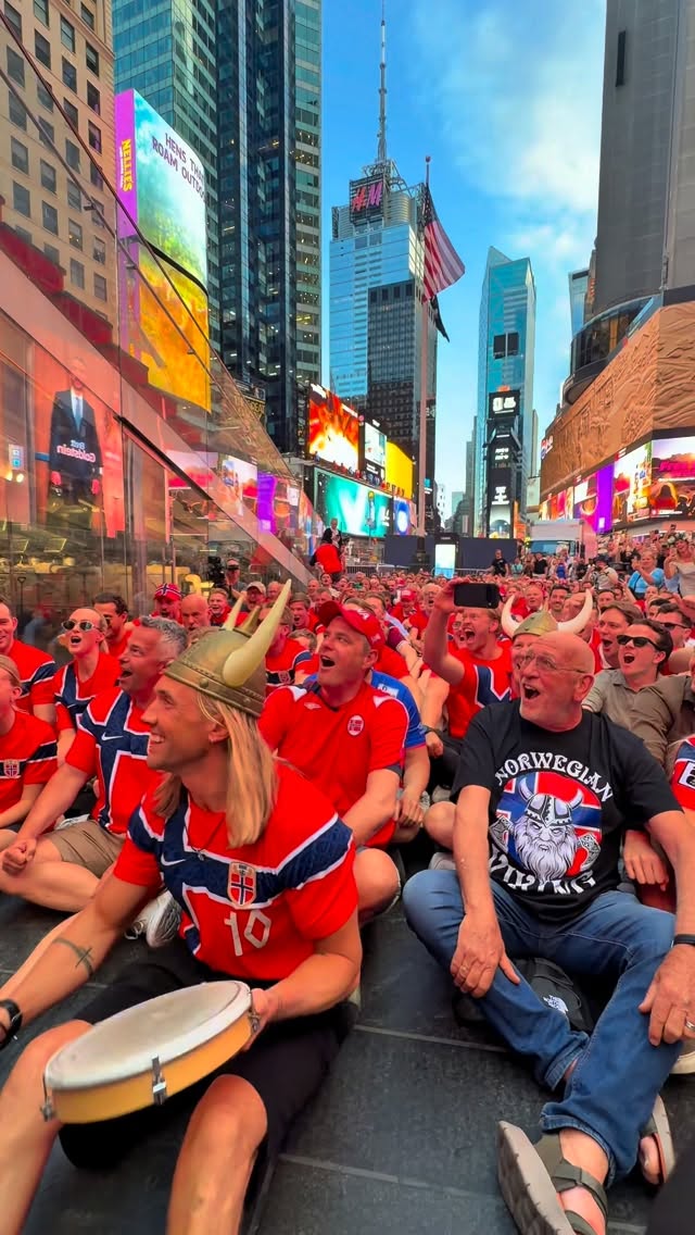 Los Vikingos conquistaron Times Square. ⚔️🔥 El Mundial se vive en cada esquina de Nueva York.
#row #norway #vikings #newyork