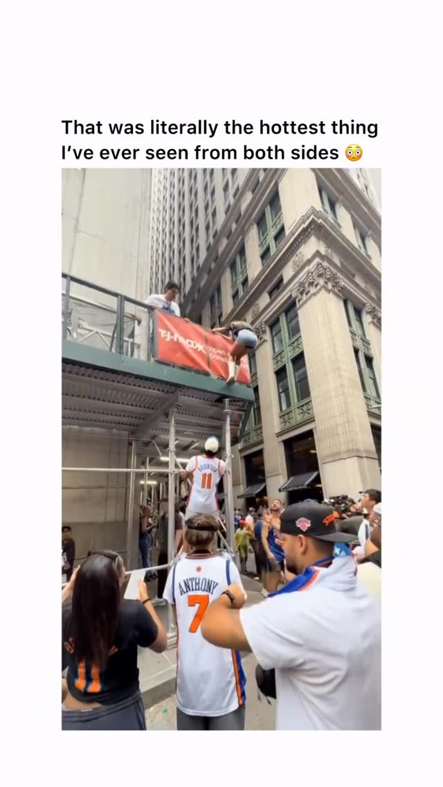 Knicks Fans Really Turned NYC Into a Real-Life Obstacle Course 😭🏀

Caption:
The celebration in New York somehow got even crazier when a group of ecstatic New York Knicks fans were spotted helping a woman climb scaffolding outside a  TJ Maxx⁠￼ store in Manhattan. With people cheering, filming, and crowding the street, the spontaneous moment looked like something straight out of a movie.

From hanging off structures to boosting strangers onto platforms, championship celebrations always seem to bring out pure chaos—and Knicks fans are proving once again that no celebration is too wild. 😭🏀

#Knicks #NBAFinals #NYC