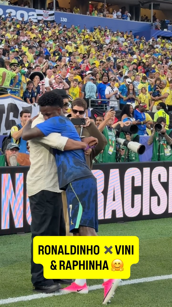 Before the game, Vini and Ronaldinho shared a special moment 🤗

Then Vini delivered on the pitch. He scored, assisted, and surpassed Ronaldinho’s World Cup goal contributions with 6 👏

Different generations, same love for Brazil. Pure respect between stars 🤝