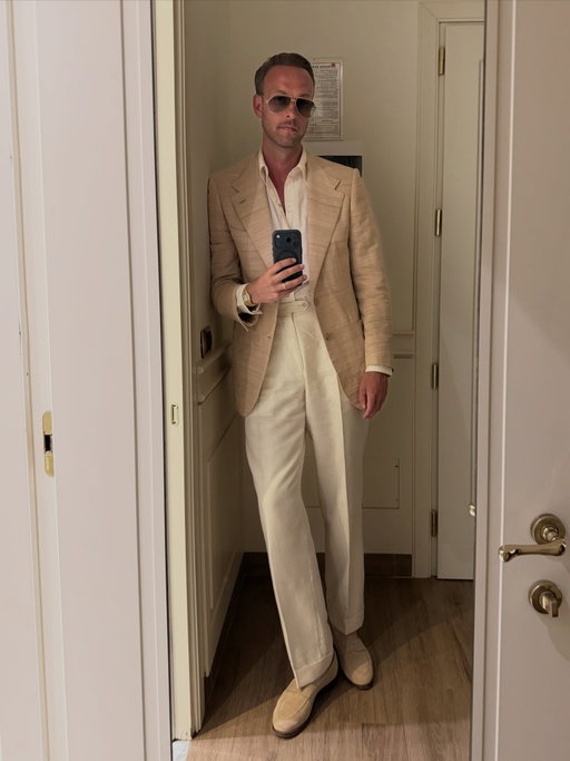 The final evening in Florence - I wore this Single-Breasted jacket in pure silk with a cream cotton/linen Roper shirt, both from @atemporubato. Paired with a mod 2 trousers in wool/silk/linen from @cavour.co. Tied together with unlined sand suede loafers from @morjasshoes and vintage Cartier glasses for a 70’s vibe fitting for the @wmbrownproject Negroni Cocktail event.
