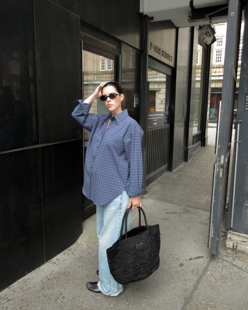 Summer blues 💙

Shirt old @acnestudios 
Jeans @citizensofhumanity 
Shoes @therow 
Bag @elaree_studio