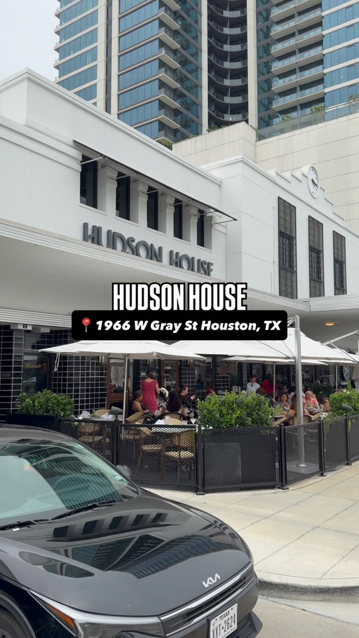 Finally got to try out the @thehudsonhouse. Been going viral a lately & yeah I gotta say, it was a great spot. I see why it’s packed a lot. Got to try a few of the popular menu items such as… 

Lobster Roll w/ Fries 🦞 
“The Cheeseburger” 🍔 
Lobster Mac & Cheese 

Drink: Peach Bellini 🍑 

Overall great spot, great customer service least from@what I experienced. Highly recommend getting a reservation cause walk ins gonna be difficult unless you go on a day where they not to crazy busy. They got 2 locations FYI. 

#hudsonhouse #houstonfood #houstoneats #foodporn