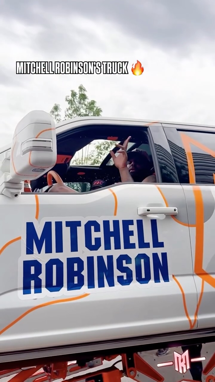 y’all ever seen a truck like this in a championship parade before???