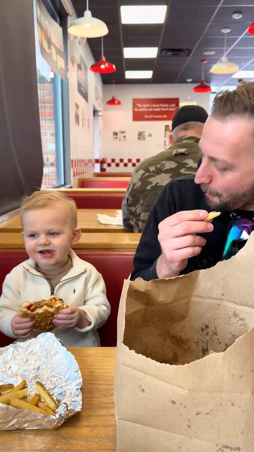 Your dad took you to Five Guys, now it’s your turn to treat him ❤️🍔 #HappyFathersDay
📹: TT @kayfico