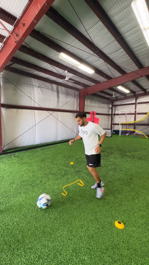Unedited quality 1 touch passing soccer drill. 

Final3rdsoccer.com 
416-700-4189 
Info@final3rdsoccer.com

#soccer #soccertraining #football 
#viral #reels