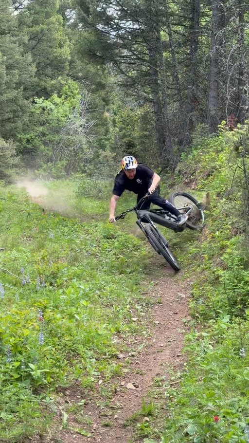 I’ve had some of the best trail rides of my life on this bike lately. You can demo one at the link in my bio. Also thanks to @bangtailbikes for the loaner charger while I was in town. 👊🏼

@iamspecialized #levo4 

🎥 @ryan_condrashoff