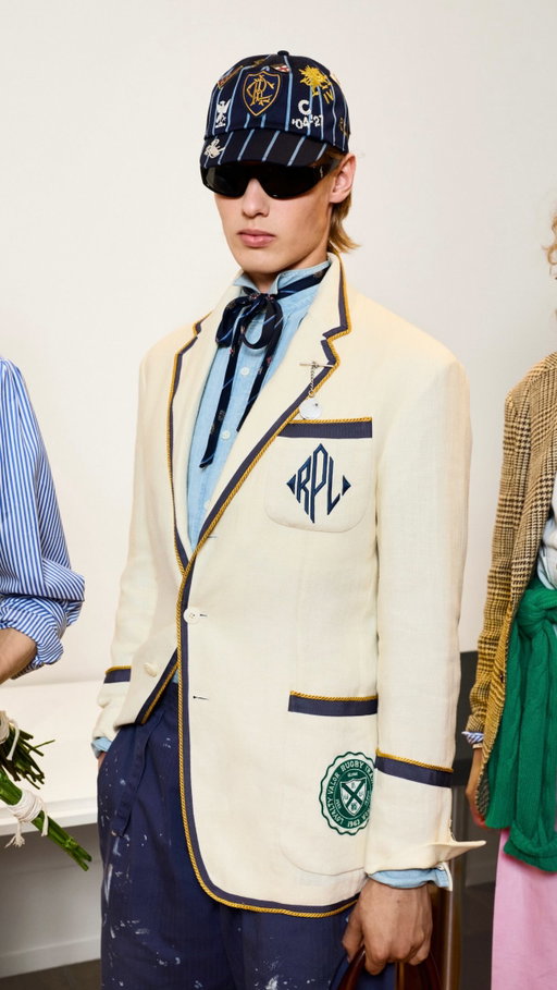Heritage #PoloRalphLauren silhouettes evolve with ease and imagination through Edwardian-inspired flourishes and neckwear, accoutrements of rediscovered timelessness.

#MilanFashionWeek #RalphLaurenSpring27 #RalphLauren