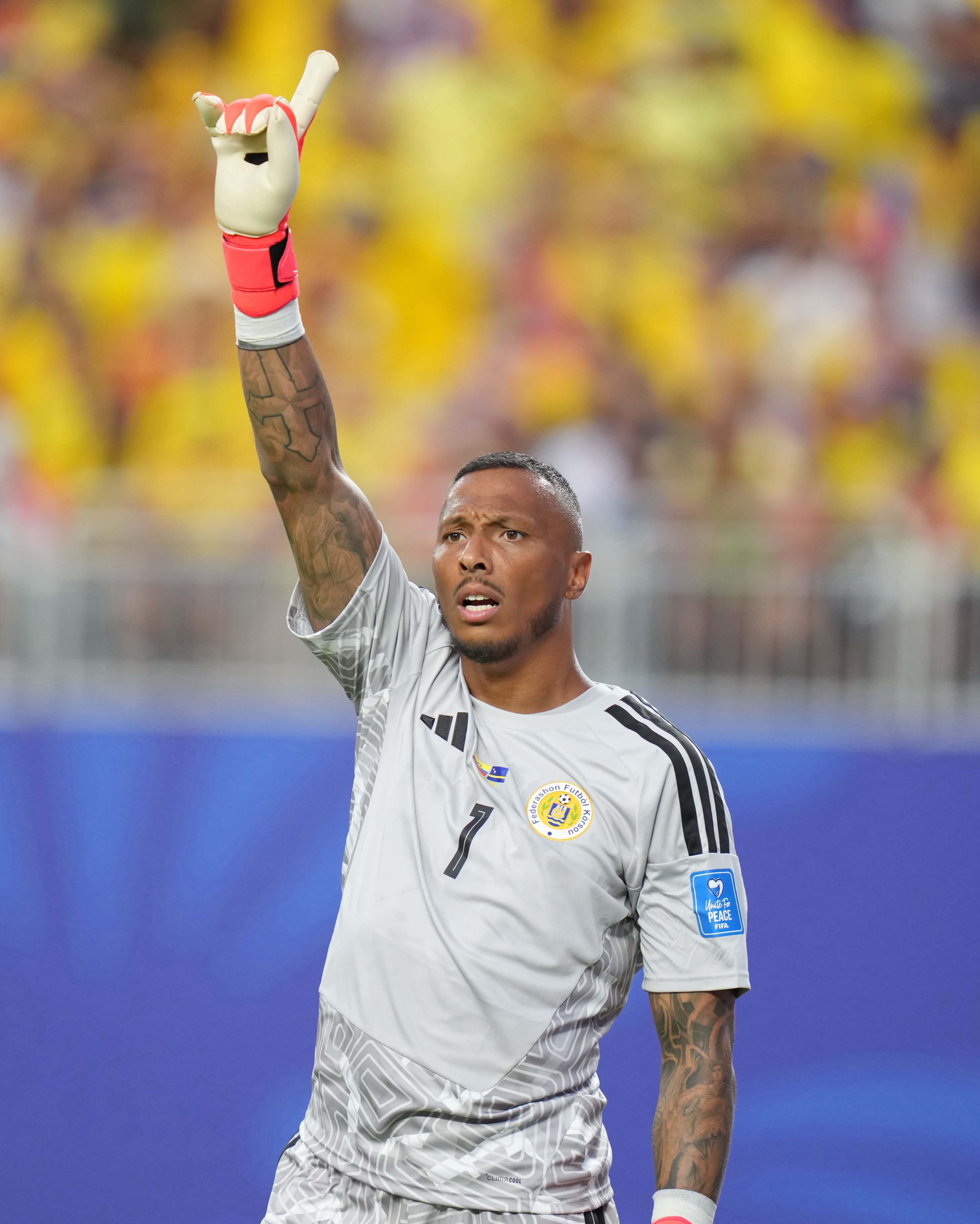 Curaçao and Miami FC keeper Eloy Room is having the PERFORMANCE of his LIFE 🤯🇨🇼

He’s currently at 15 saves, 2 away from holding the record for the most saves in a WC game since 1966 😱 @uslchampionship @eloyroom