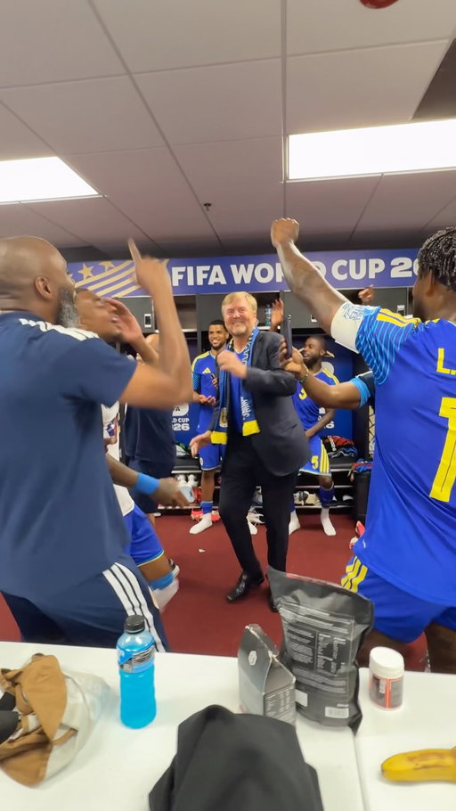 Royal celebration 💙

King and Queen celebrate with The Blue Wave in the dressing room.
