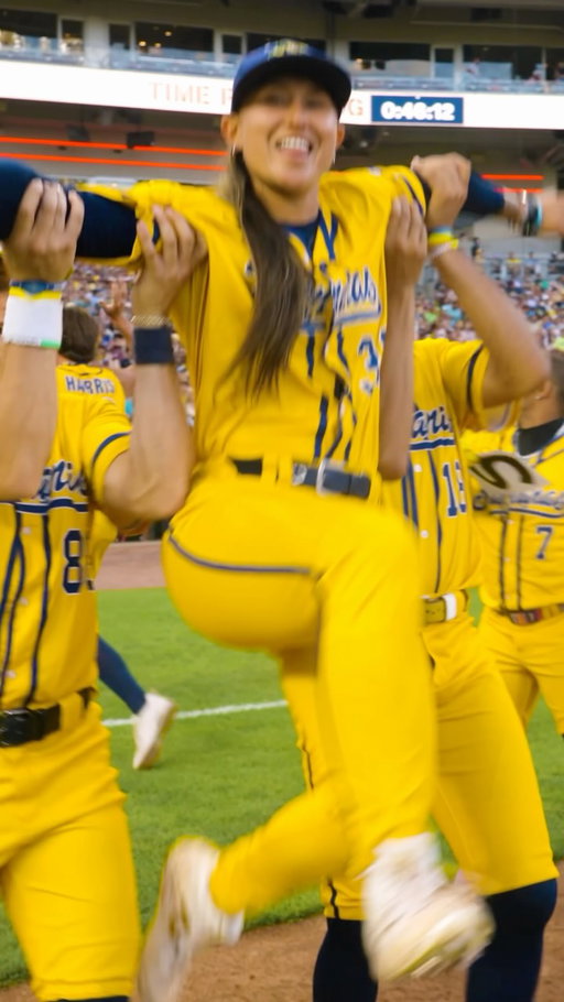 A glamorous entrance to the mound😮‍💨

#savannahbananas #fergie #glamorous #bananaball #pitcher