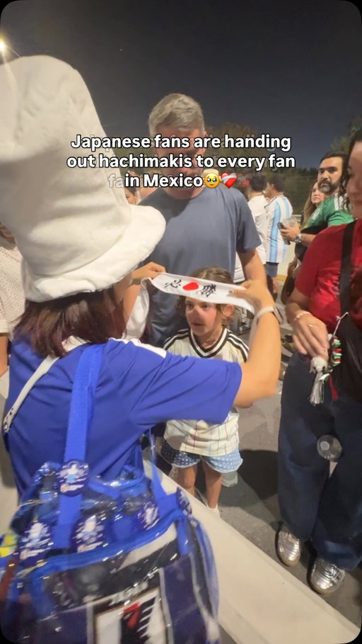 The World Cup is healing us 🇯🇵🇲🇽❤️

#mexico #japan #worldcup #japanfans #monterrey