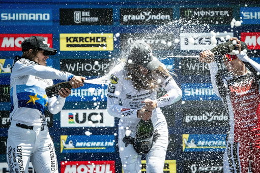 Holyyyy smokes I got my first World Cup win yesterday 🥹

Such an insane day from start to finish, crossing the line with my friends and family right there was the most insane feeling! 

So stoked to be part of such a sick crew, and so stoked for @asavermette on the podium too!!

📸: @nathhughesphoto