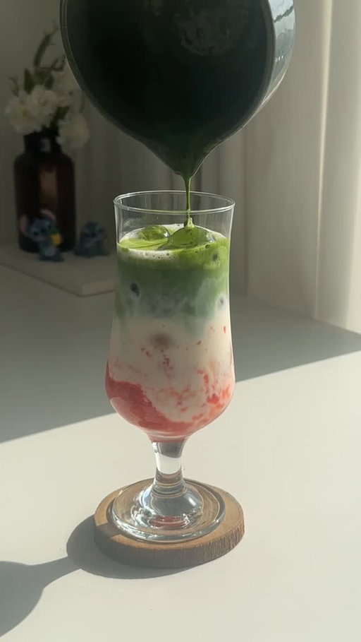 Strawberry matcha latte 🍓🍵🥛