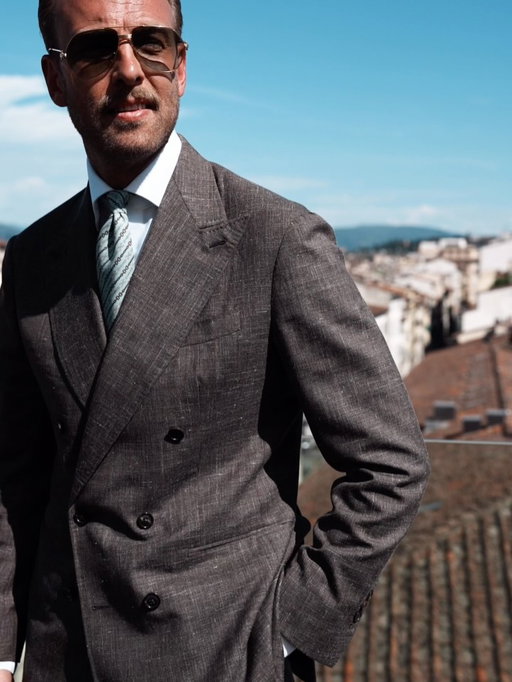 Love the texture and feel of this wool/silk/linen blend in my most recent MTM suit from @mondofcph. Commissioned during the MOND boutique opening in Sthlm earlier this spring, featuring a full canvas construction, broad lapels and a natural soft shoulder with an high armhole. The fabric in this colder light brown/taupe is surprisingly versatile for breaking up the suit in a separate jacket and trousers. Loved shooting this with the very talented @antonjwelcome on the rooftop of Hotel Kraft in Florence.