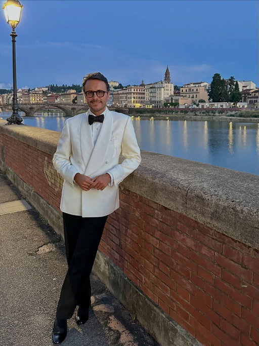 Channeling the timeless elegance of Humphrey Bogart in Casablanca with a summer dinner jacket by @michaelandrewsbespoke