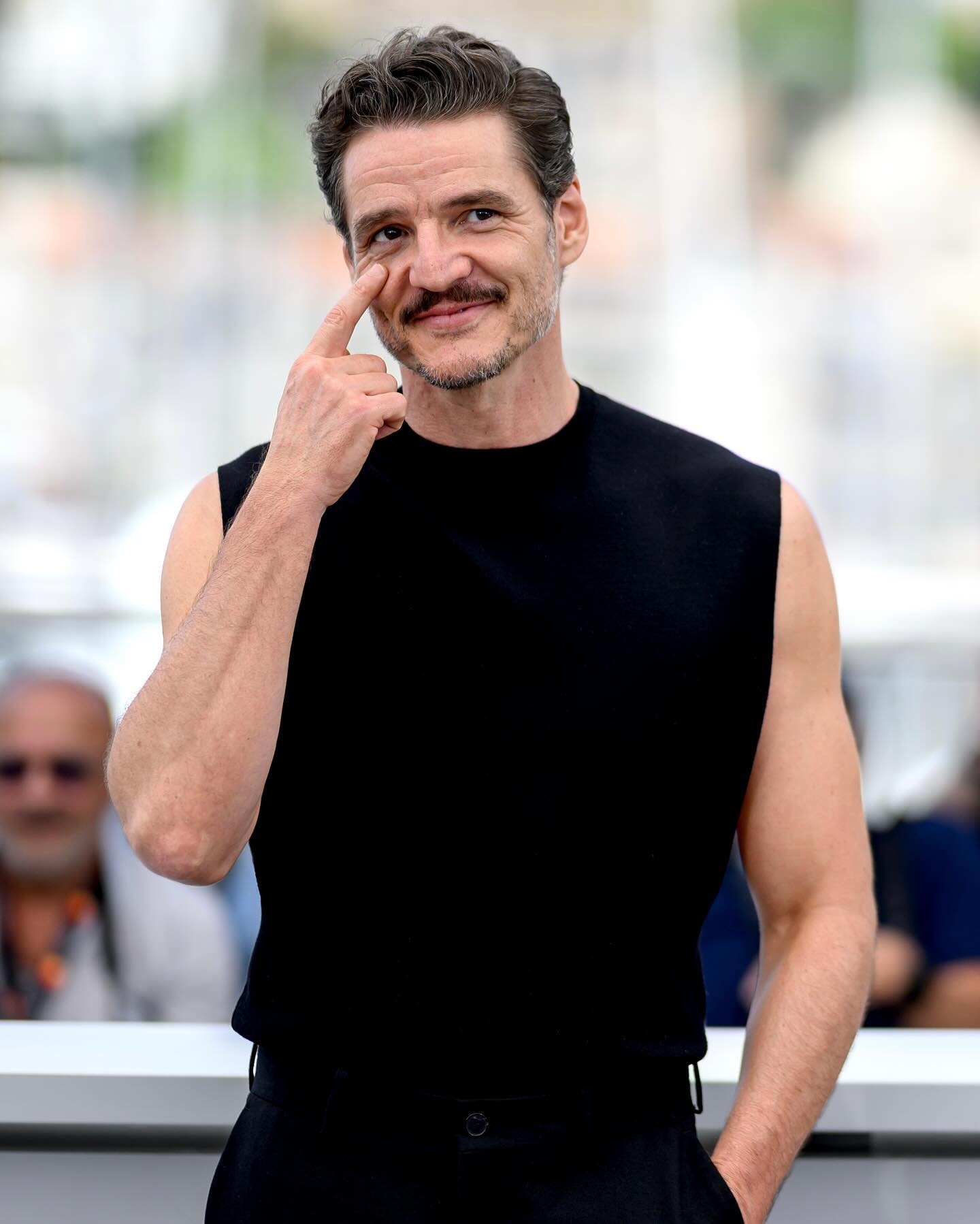 Today being Father's Day, let us all remember: Daddy is a state of mind. 

So in that spirit here are exactly 7 photos and 1 video of Pedro Pascal to help you remember. ❤️ Happy Father's Day! 

Photos: Getty Images, @sweetbabyjamie
