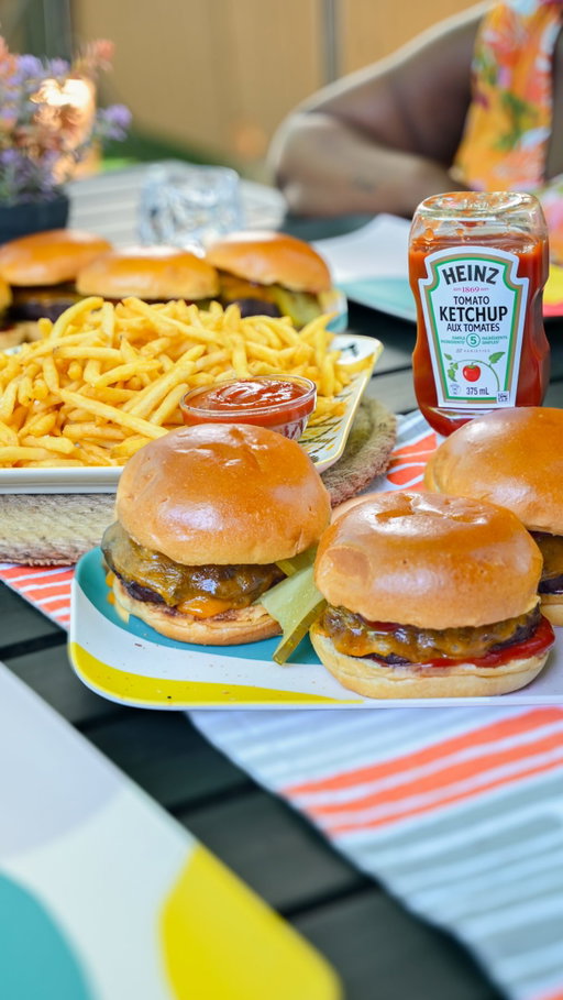#ad Backyard Jalapeno Smash Burger! 
Double smash patties, cheddar cheese, butter-toasted brioche buns, jalapeños and shaved onions — and to tie it all together, Heinz.
This is what I mean when I say a burger shouldn’t be complicated. Just proper ingredients treated right, no overthinking.

And for me, no matter how I build it, Heinz is always that finishing touch. It’s what brings everything together and turns it into a proper burger.

#HeinzKetchup #HeinzSummer