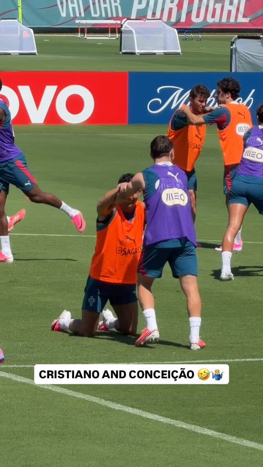 🇵🇹 Wait for it… Cristiano Ronaldo was in a 𝒈𝒐𝒐𝒅 𝒎𝒐𝒐𝒅 during the training session with Conceição today 🤣🤷🏼‍♂️
