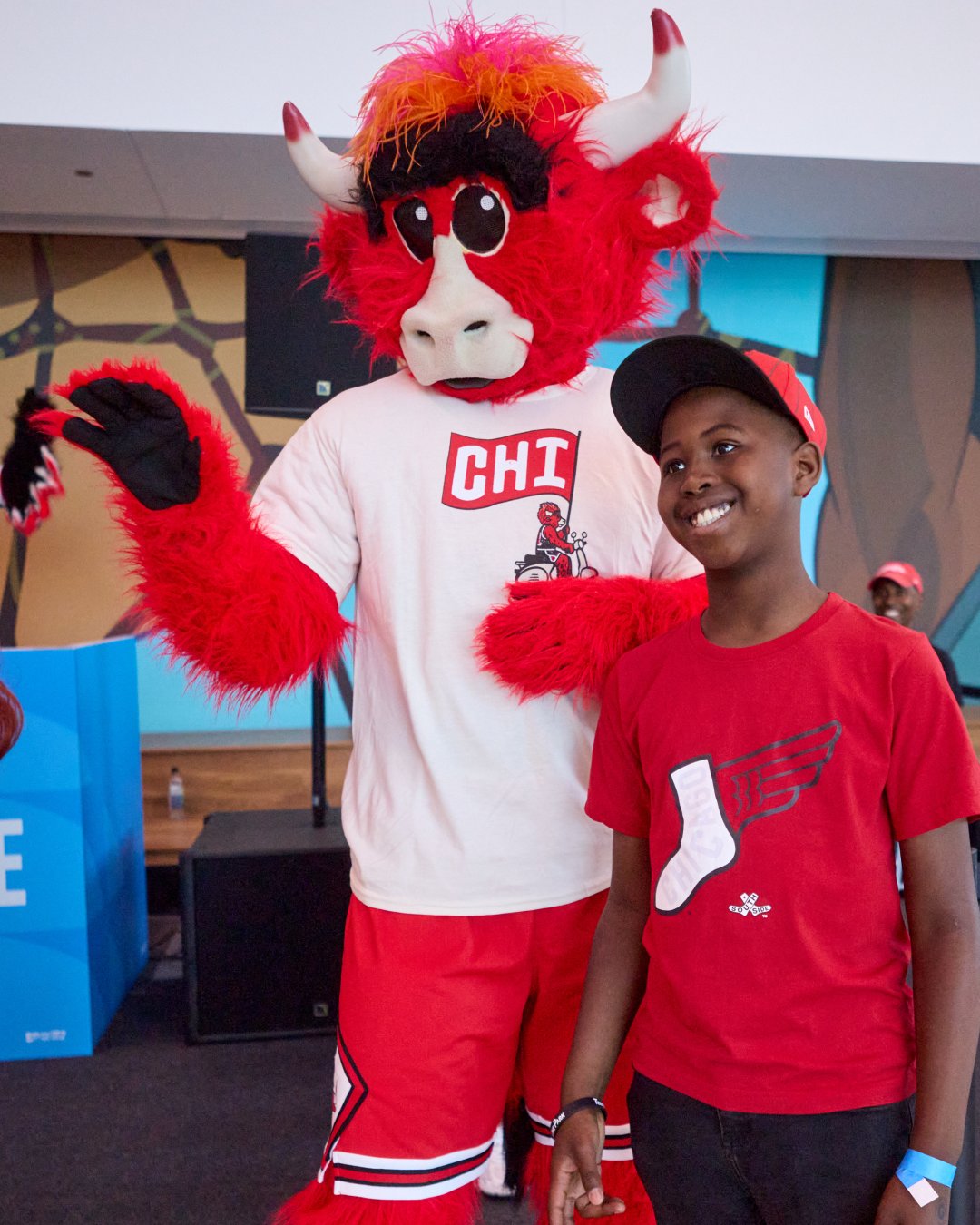 It was a great day at Home Court at the Obama Presidential Center! Chicago youth took the court at our Sports & Play Clinic with @chicagobulls, @nhlblackhawks, @thechicagostars, and @whitesox! 🏀🏒⚽⚾