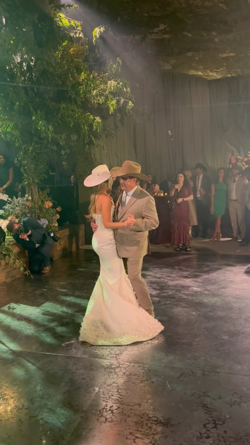 I sang Butterfly Kisses at my Kindergarten graduation so of course it had to be my father daughter dance at the wedding 💖 Happy Father’s Day, Deddy.