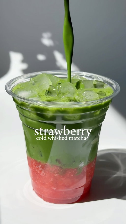 🍓🍵 strawberry cold whisked matcha

One of my favorite ways to make strawberry purée/syrup is letting the strawberry chunks sit in sugar overnight to draw out all the juices. You’ll get a strong strawberry flavor without having to heat it 😌

Recipe:
🍓1/2 cup strawberry chunks 
🍓 1/2 cup sugar
🍓 let sit in the fridge overnight
🍓 blend the strawberry/sugar mixture 

Assemble the drink
🍓 30ml strawberry purée
🍓 2tsp matcha 
🍓 180ml milk
🍓 mini ice cubes

#homecafe #matcharecipes #matchalover