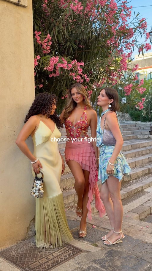 every trio has one 🌸🦋🥝

#trio #eurosummer #styleinspo #summerstyle