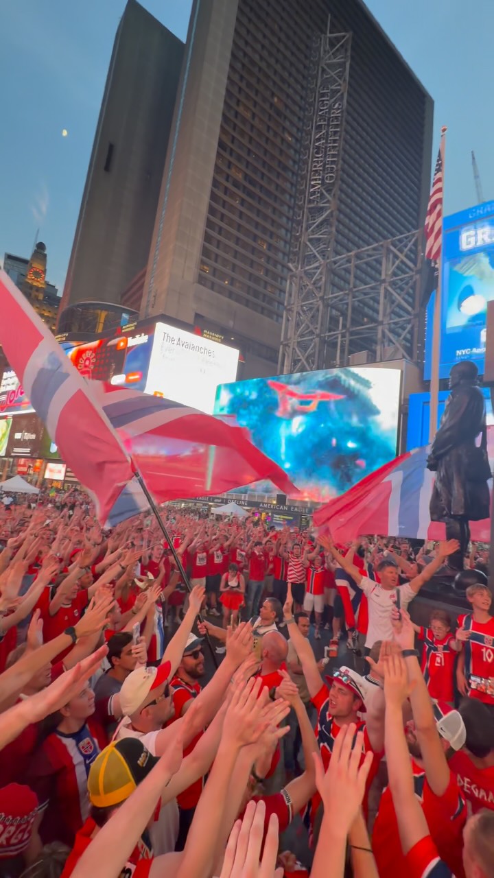 Erobrer Times Square ❤️ Norge