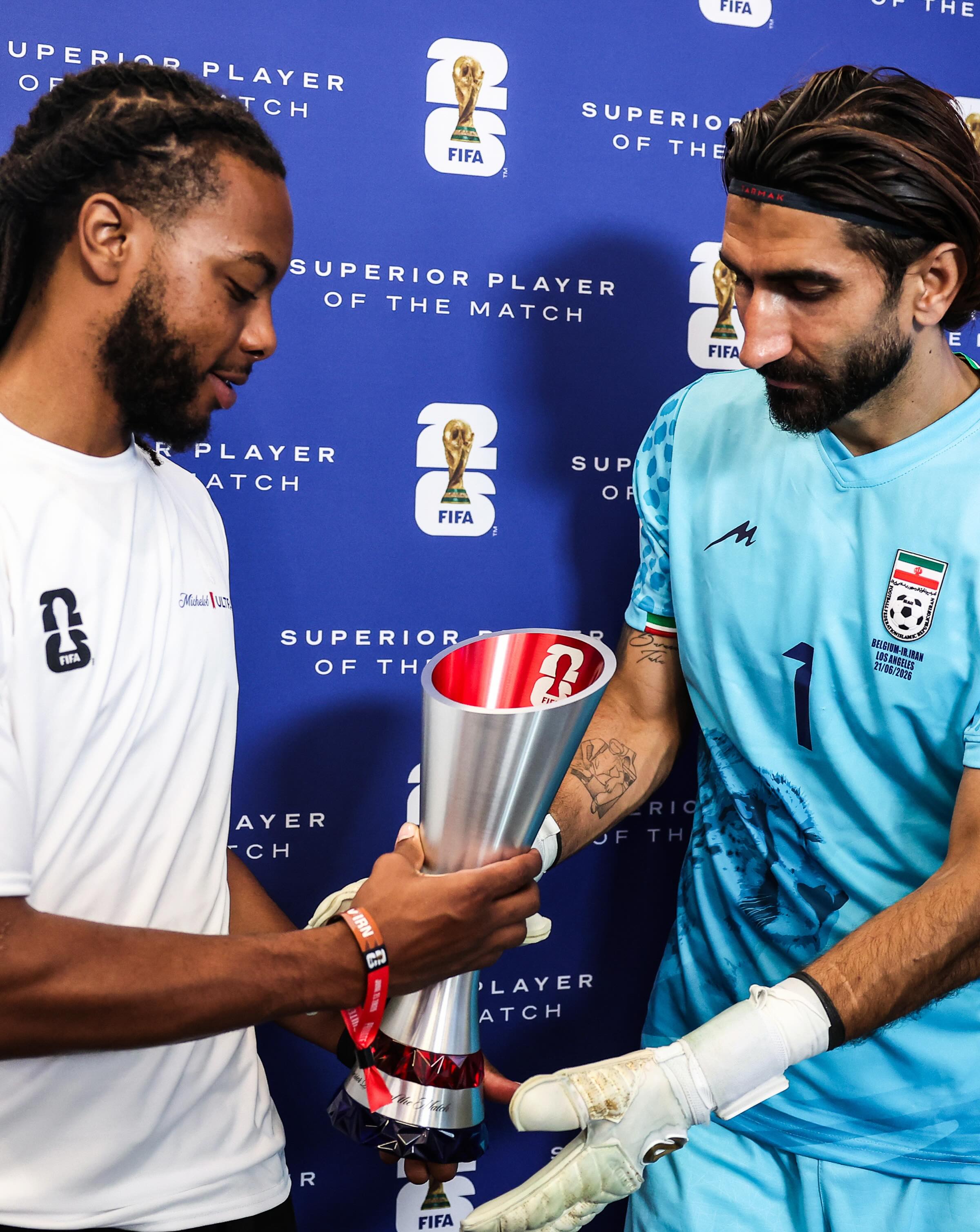 Darius Garland presented Alireza Beiranvand with the Superior Player of the Match Award after today’s Belgium vs. Iran match 🏆