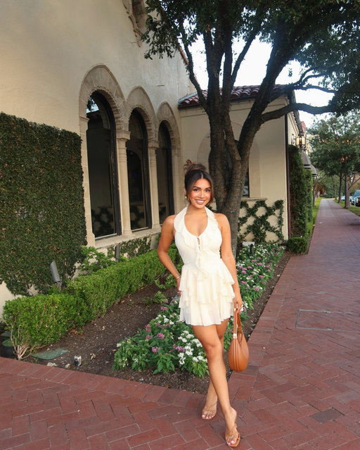 In 🦢 

Dress @selfie_leslie code: ALEXANDRIAxSL

Girl 🩰

World ✨

🍨

👜