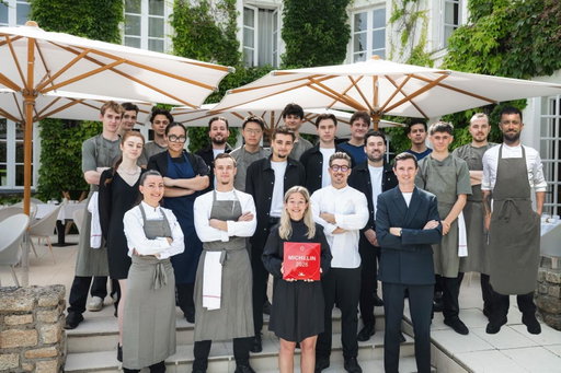 ✨ Une distinction qui célèbre avant tout une aventure humaine !

Voir briller l’étoile du Guide Michelin sur notre façade depuis 2021 est une immense fierté. Mais cette reconnaissance n’est pas celle d’une seule personne : elle est le reflet d’un travail collectif.

Derrière cette étoile, il y a une équipe passionnée, engagée et créative, qui s’attache chaque jour à vous faire vivre une expérience singulière. Dans l’assiette bien sûr, mais aussi à travers le service, l’accueil et l’attention portée à chaque détail.

Au Manoir de la Régate, nous avons la conviction que l’humain doit rester au cœur de tout. Nos métiers sont exigeants et comportent leur part de stress et de pression. Mais nous cherchons chaque jour à trouver le juste équilibre entre la rigueur qu’ils nécessitent et le respect que mérite chacun, sans jamais perdre de vue l’essentiel : la joie et le plaisir de faire ce métier et de le faire ensemble.

Dans nos équipes, certaines personnes sont à nos côtés depuis de nombreuses années. D’autres sont de passage plus brièvement, le temps de leur formation notamment. Nous sommes fiers de transmettre notre savoir-faire aux générations futures, tout en constatant avec bonheur que chacun·e est un maillon essentiel au bon fonctionnement de notre restaurant. 
Cette plaque est le symbole du travail de toutes celles et tous ceux qui donnent le meilleur d’eux-mêmes à chaque service.

Merci à nos équipes, à nos producteurs, à nos partenaires et à nos clients pour leur confiance et leur fidélité.

L’aventure continue ! 

📸 @paul.stefanaggi 

#lemanoirdelaregate #restaurantnantes #restaurantetoile #gastronomie #guidemichelin