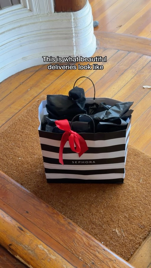 Take this as your sign to shop @sephora same day delivery and get all the restocks you need. Free Same Day Delivery is valid until June 30th #ad #sephorabeautifuldeliveries #sephora

You can shop this in-store and My Sephora Storefront, see the link in my bio