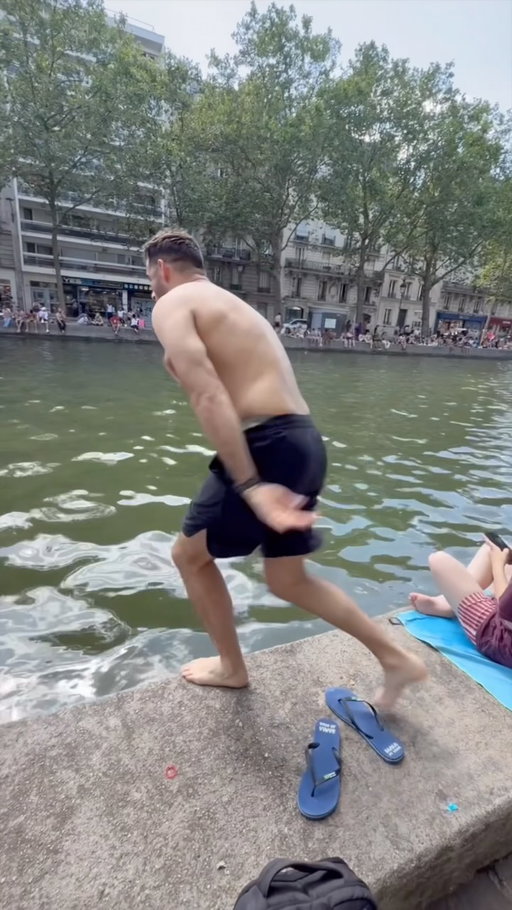 Je conseille la baignade dans le canal 😱🤮😭

Écrit with @mehdilijem et @cestjustejustin 
Avec l’incroyable doublure @albizzer ❤️
#humour #pourtoi #paris #canalsaintmartin #canicule