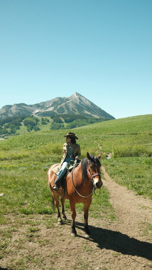 Who would you take to this adventure? @visitcolorado #VisitColorado 

Welcome to Crested Butte! 

🏨Stay at @elevationresort 
🍝Eat at @izakayacabin @twotwelvecb @breadery.cb
🐎Ride a horse at  @fantasyranchcb
🤠And customize your hat at  @bjorkstamhatco 

#VisitColoradoPartner