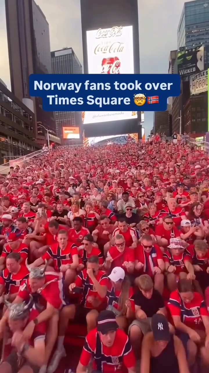 Norway fans bringing the Viking Row to NYC 🚣🇳🇴 

(via @mr.row.row)