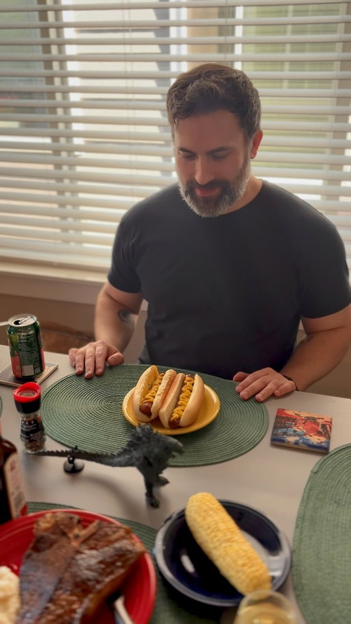 Steak is for the big dawgs. Wieners for the begieners. 

#comedians #dinnerwithfriends #comedianlife #steakdinner #standupcomedian