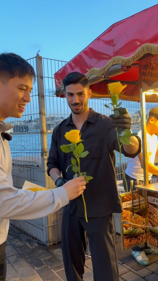 Challenging Legendary Corn Seller @alpertemel04 🌽
.
He treats people with so much kindness and respect! We need more people like you Alper, in the world 🌎 
.
If you want to see him come to @kestaneci.karakoy 🇹🇷
#turkiye #japan #kurdish #russia #indonesia
