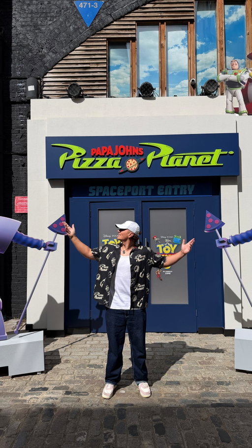 AD New childhood dream unlocked 🔓 I FOUND A REAL-LIFE PAPA JOHNS PIZZA PLANET!! 🍕💫 With @waltdisneystudiosUK #ToyStory5 out in cinemas now why not grab one of Papa Johns Pizza Planet’s new personal pizzas to watch the movie: ‘Sheriff’s Round Up’ 🍕(Original dough, BBQ sauce, mozzarella, grilled chicken & mushrooms) or ‘Reach For The Pie’ ✨ (original dough, original pizza sauce, chopped tomatoes, peppers and pepperoncini)!! @papajohnsuk @disneyuk #PapaJohnsPizzaPlanet