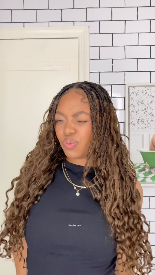 Everytime I do braids, I remember why I love them so much because what?! This boho, knotless look definitely has me in a chokehold but I wanted to switch it up so I went with shade 4 & I’m so happy I did! Love love love how the color complements my skin & off, how lightweight it is so I’m never worried about tugging on my edges. All in all, I see why the girls rave about @ywigs_official 🖤✨